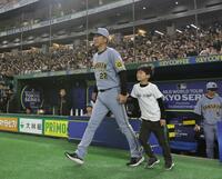 　試合前セレモニーでグラウンドに登場する藤川監督（代表撮影）