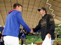 　カウンセル監督（左）と握手する藤川監督（撮影・西岡正）