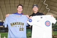 　カウンセル監督（左）とユニホーム交換する藤川監督（撮影・西岡正）