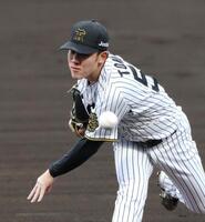 　５回１安打無失点に抑える好投を見せた富田（撮影・北村雅宏）