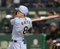 　４回、右越え３ランを放つ佐藤輝（撮影・伊藤笙子）