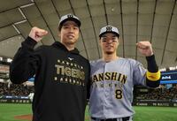 　ドジャースに勝利し、ガッツポーズの才木（左）と佐藤輝（撮影・中田匡峻）