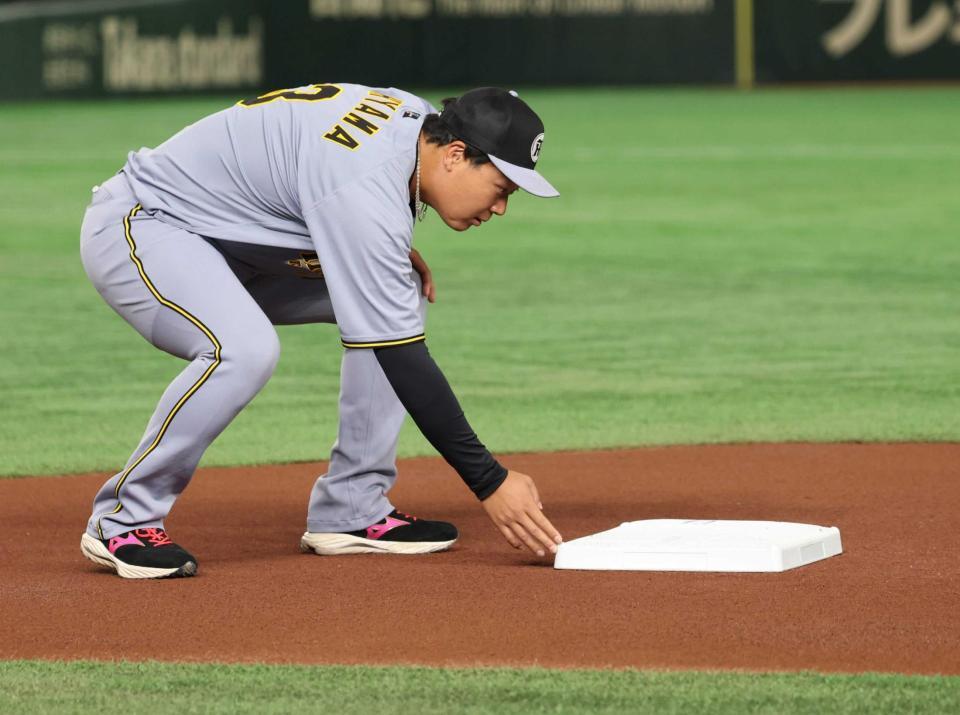 　大山も練習前にベースを確認