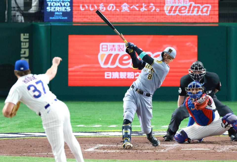 　５回、右前適時打を放つ佐藤輝（撮影・金田祐二）