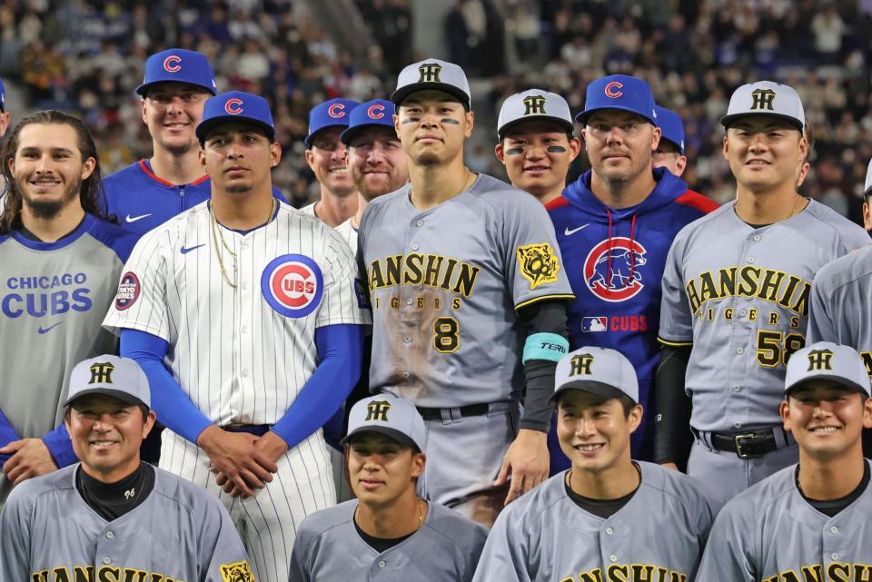 　カブスナインと集合写真を撮る佐藤輝（中央）＝撮影・中田匡峻