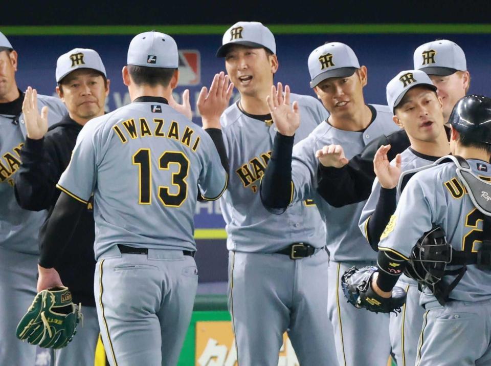 　試合後にナインを迎える藤川監督（撮影・金田祐二）