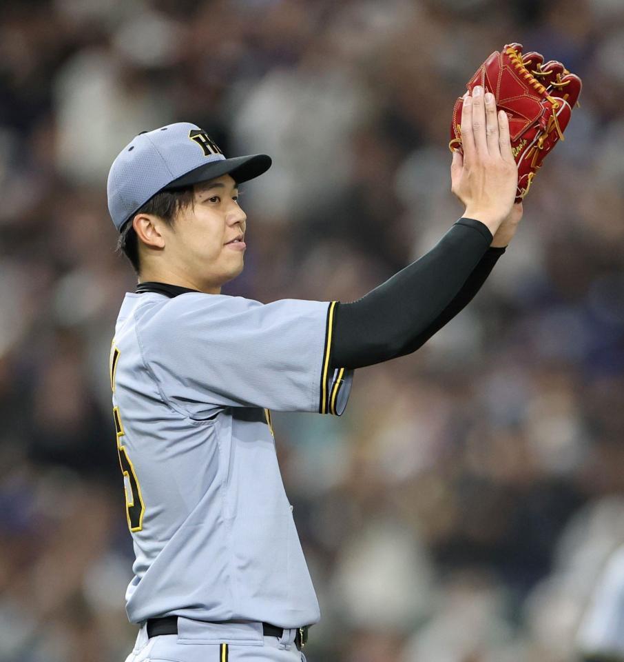 　５回、スミスを併殺打に打ち取り、グラブをたたく才木（撮影・中田匡峻）