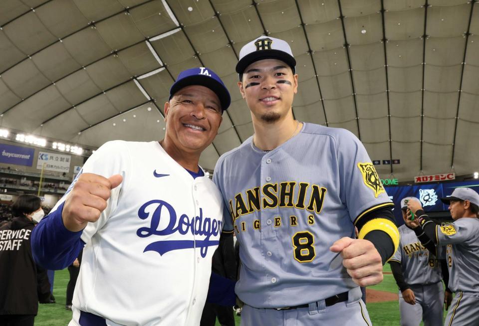 　試合後、ドジャース・ロバーツ監督（左）と笑顔を見せる佐藤輝