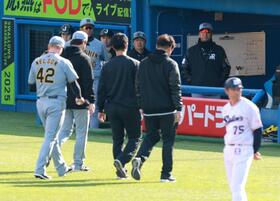 　６回、ネルソンの降板を心配そうに見つめる藤川監督（撮影・金田祐二）
