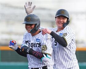 　１０回、三ゴロが悪送球となってサヨナラ勝ち。渡辺（右）に祝福されて照れ笑いを浮かべる井上（撮影・立川洋一郎）