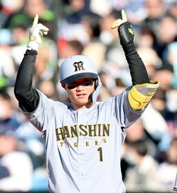 　７回、３安打目となる中前適時打を放ち、ポーズを決める森下（撮影・中田匡峻）