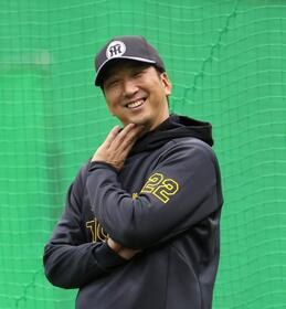 　練習中にニッコリとほほ笑む藤川監督（撮影・北村雅宏）
