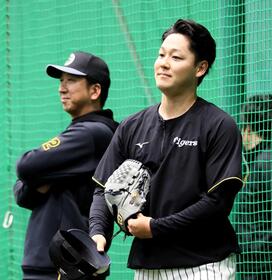 　藤川監督にアドバイスを受けた木下（右）