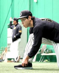 　シューズに手をやる工藤（撮影・北村雅宏）