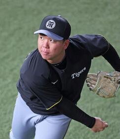 　登板に備えてキャッチボールをする村上（撮影・立川洋一郎）