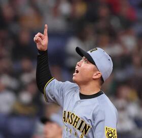 　４回、宗の打ち上げたフライを指さす村上（撮影・北村雅宏）