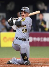 　８回、空振り三振に倒れる前川（撮影・北村雅宏）