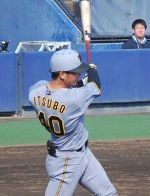 　７回、左前打を放つ井坪（撮影・河西俊輔）