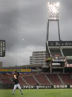 　ＬＥＤ照明下でフライの捕球を繰り返す佐藤輝（撮影・田中太一）