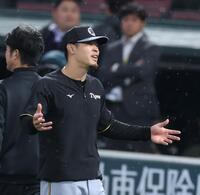 　アップ中に雨が降り出し、両手を広げる佐藤輝（撮影・中田匡峻）