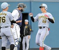 　９回、ソロ本塁打を放ち生還する中川（右）＝撮影・金居みつよし