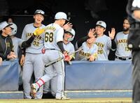 　９回、中川が左翼席に本塁打を放ち、ベンチ前でナインに祝福される（撮影・金居みつよし）