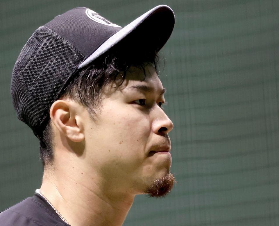 　気を引き締め直すような表情で練習を引き揚げる佐藤輝（撮影・田中太一）