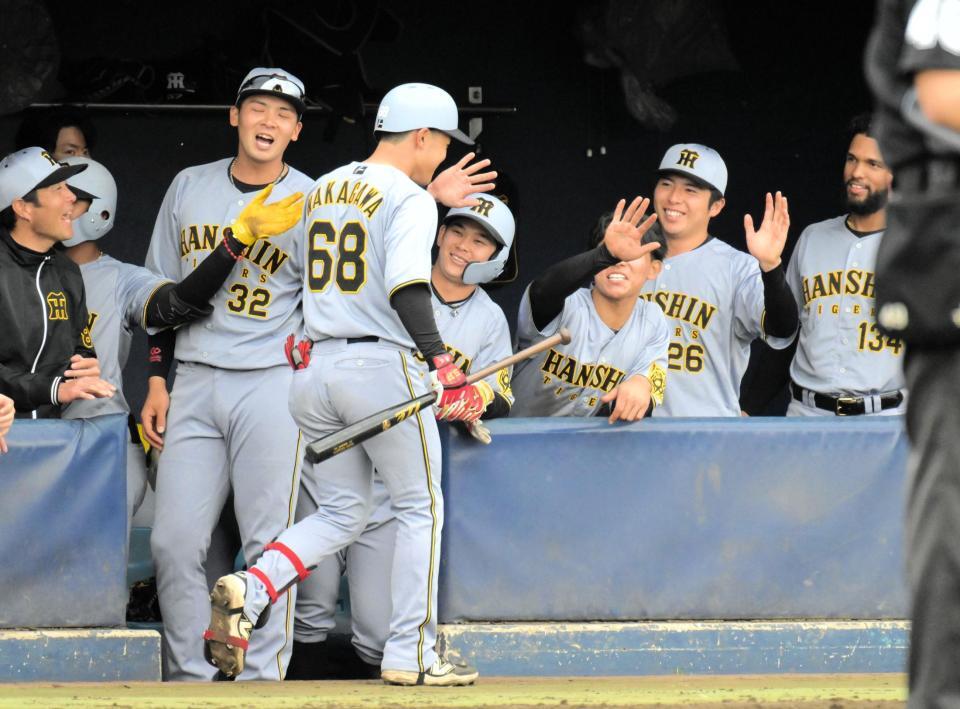 　９回、中川が左翼席に本塁打を放ち、ベンチ前でナインに祝福される（撮影・金居みつよし）