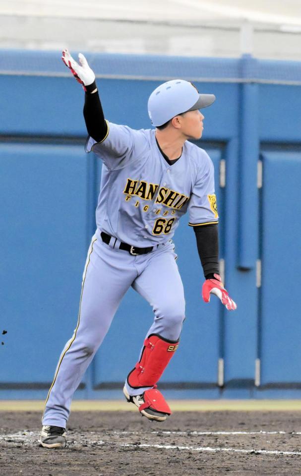 　９回、中川が左翼に本塁打を放つ（撮影・金居みつよし）