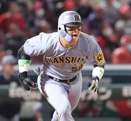 　８回、右前タイムリーを放ち、ほえる前川（撮影・市尻達拡）