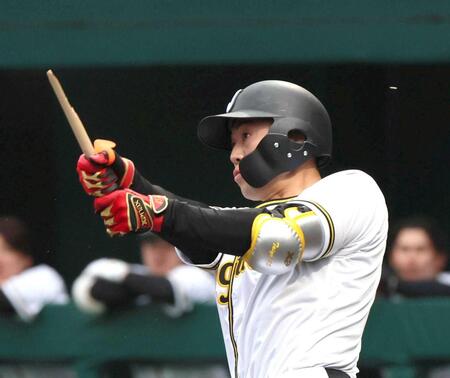 　９回、バットを折られながらも同点適時打を放つ佐野（撮影・北村雅宏）