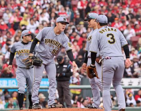 　４回、ピンチを招き、富田を中心にマウンドで内野陣が集まる（撮影・市尻達拡）