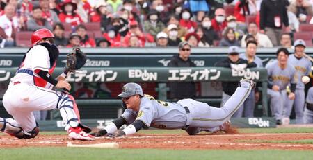 　５回、木浪の中前タイムリーで本塁へ滑り込む前川（撮影・市尻達拡）