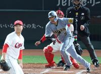 　８回、塹江（左）から中前適時打を放つ大山（撮影・中田匡峻）