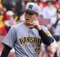 　３回無死１塁で床田の送りバントを投ゴロ併殺打にし、指を立てる富田（撮影・市尻達拡）