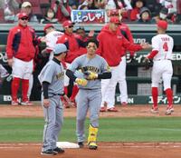 　４回、右飛に倒れた森下（撮影・中田匡峻）