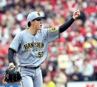 　２回、菊池を空振り三振に仕留めスイングをアピールする富田（撮影・田中太一）