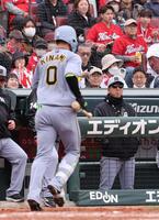 　３回、送りバントを失敗した木浪を見つめる藤川監督（撮影・市尻達拡）