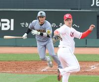 　５回、床田（右）から中前へ同点適時打を放つ木浪（撮影・中田匡峻）