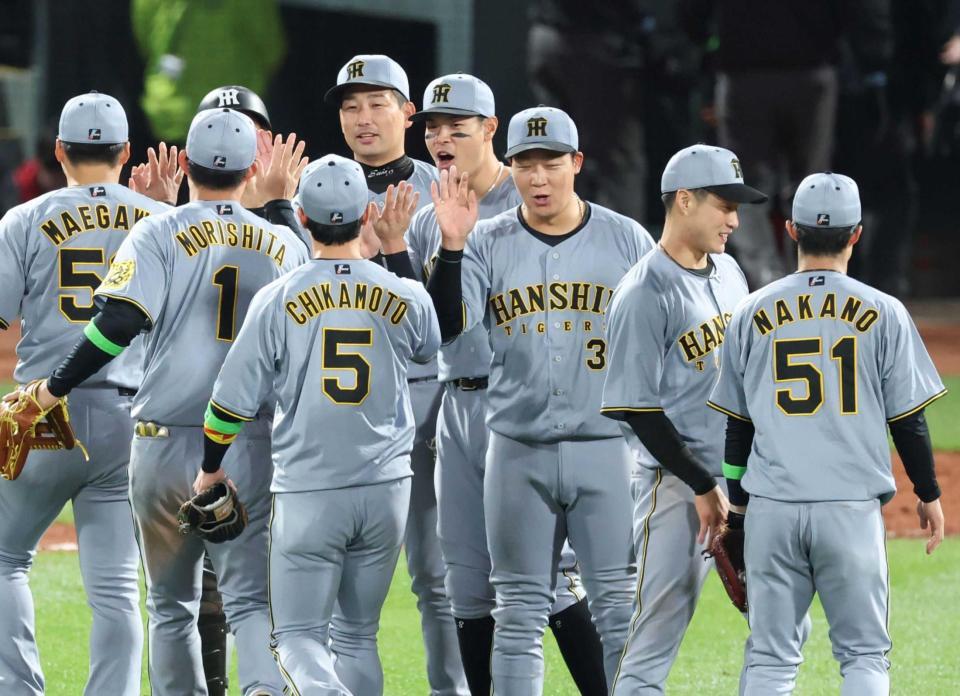 　開幕戦に勝利し、タッチを交わす大山（３）ら阪神ナイン（撮影・中田匡峻）