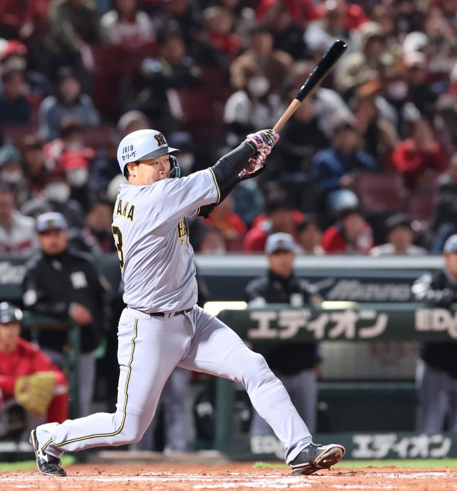 　８回、中前タイムリーを放つ大山（撮影・市尻達拡）