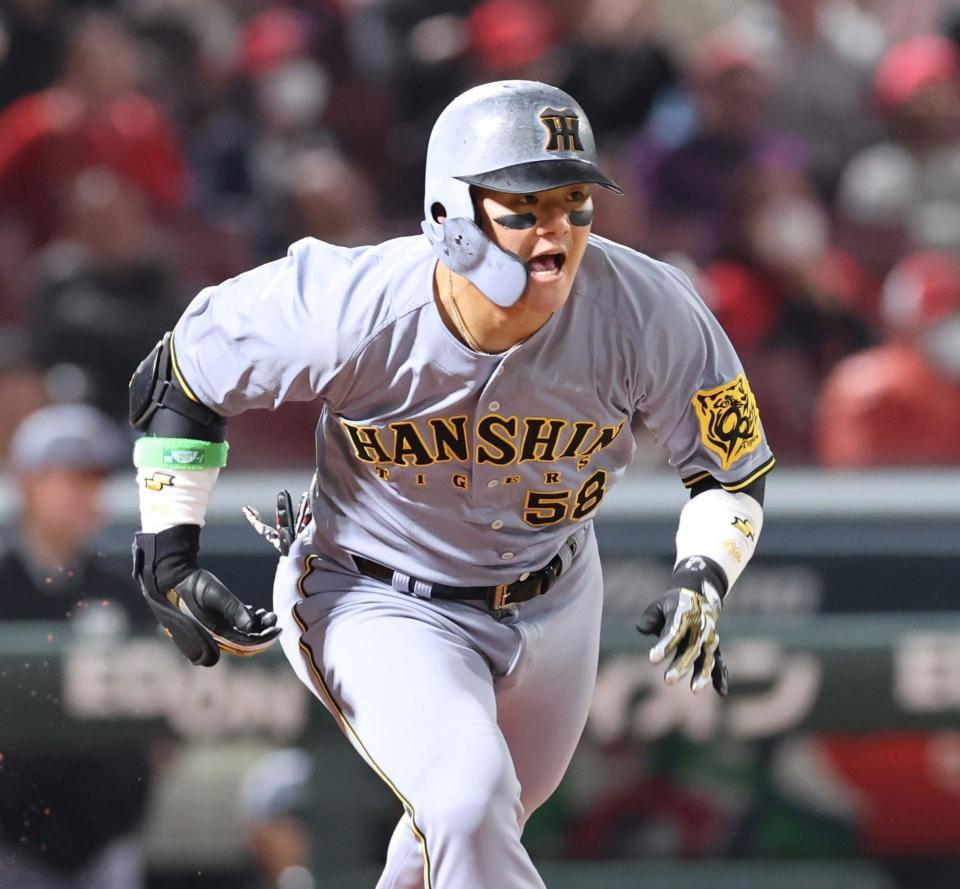 　８回、右前タイムリーを放ち、ほえる前川（撮影・市尻達拡）