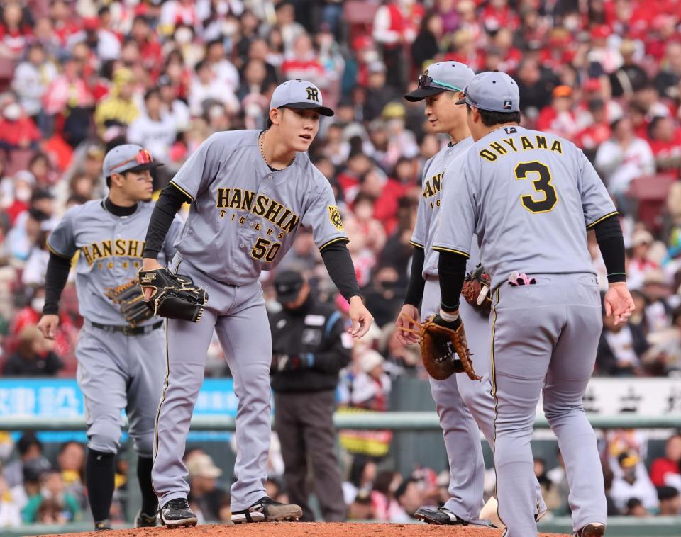 　４回、ピンチを招き、富田を中心にマウンドで内野陣が集まる（撮影・市尻達拡）