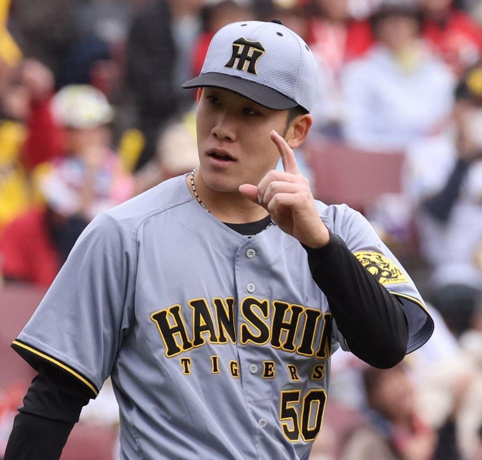 　３回無死１塁で床田の送りバントを投ゴロ併殺打にし、指を立てる富田（撮影・市尻達拡）