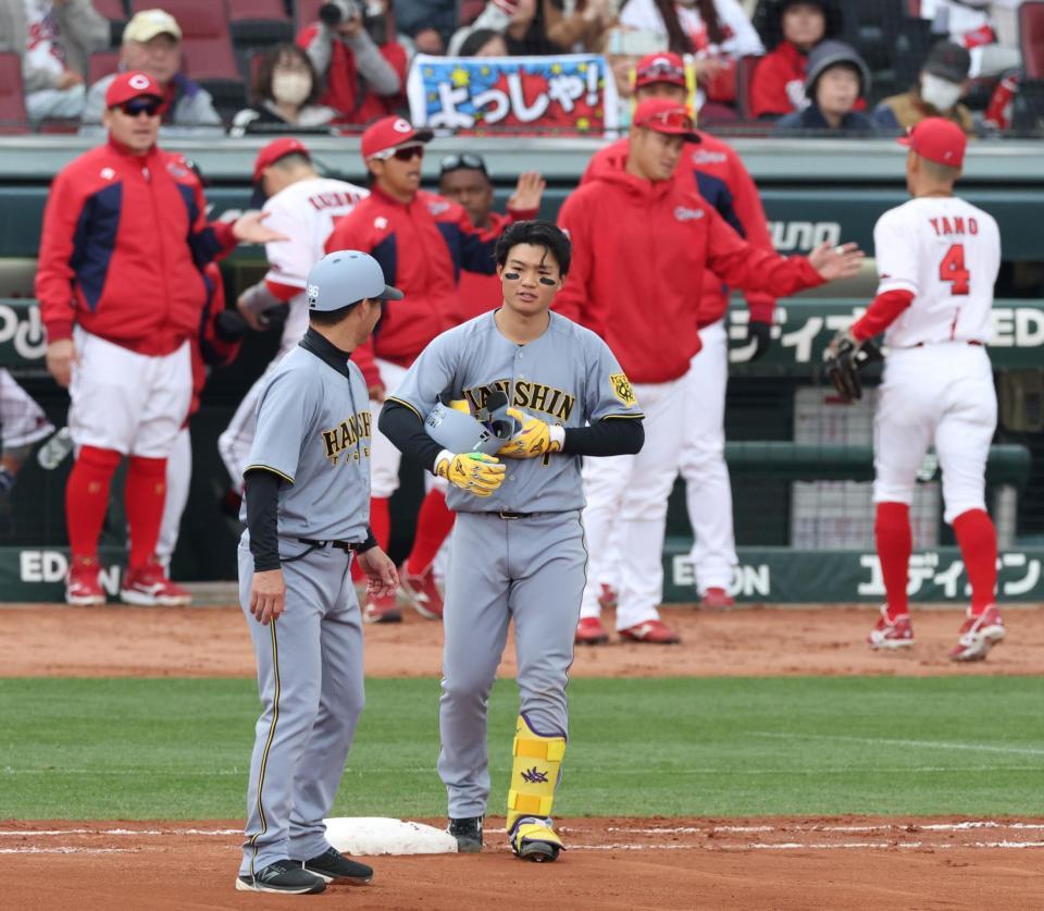 　４回、右飛に倒れた森下（撮影・中田匡峻）