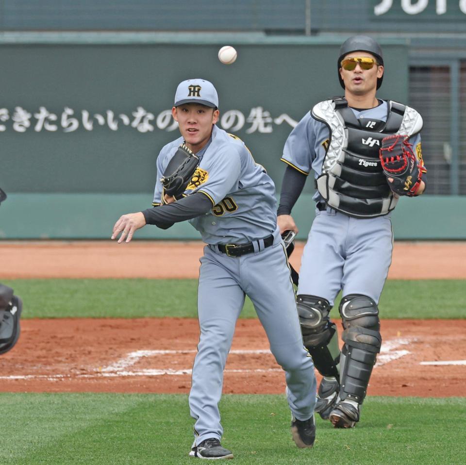 　３回、床田の犠打を処理し、素早く二塁へ送球する富田（撮影・中田匡峻）