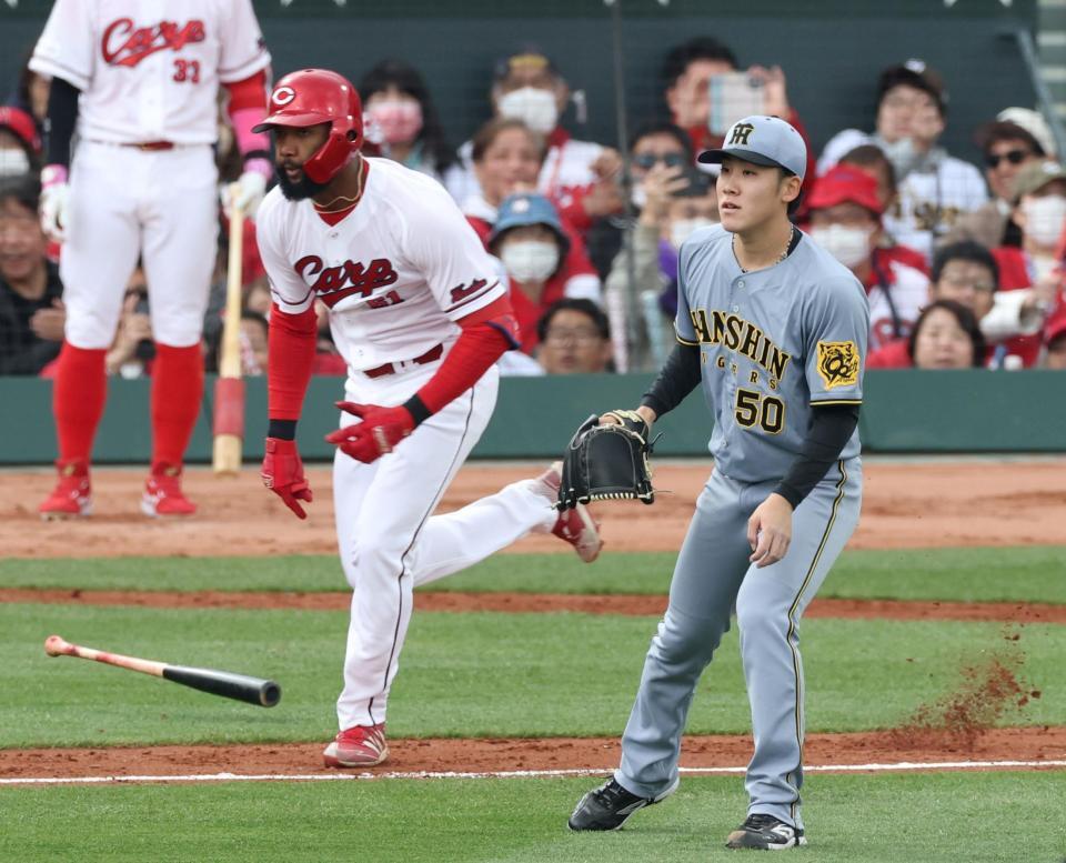 　４回、ファビアン（左）の二ゴロの間に先制点を与えた富田（撮影・中田匡峻）