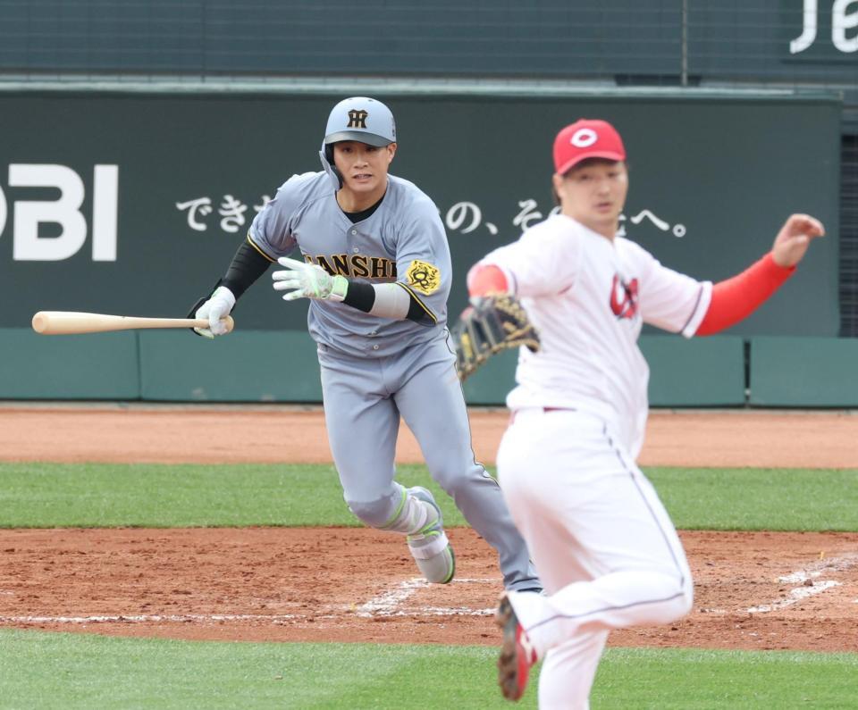 　５回、床田（右）から中前へ同点適時打を放つ木浪（撮影・中田匡峻）