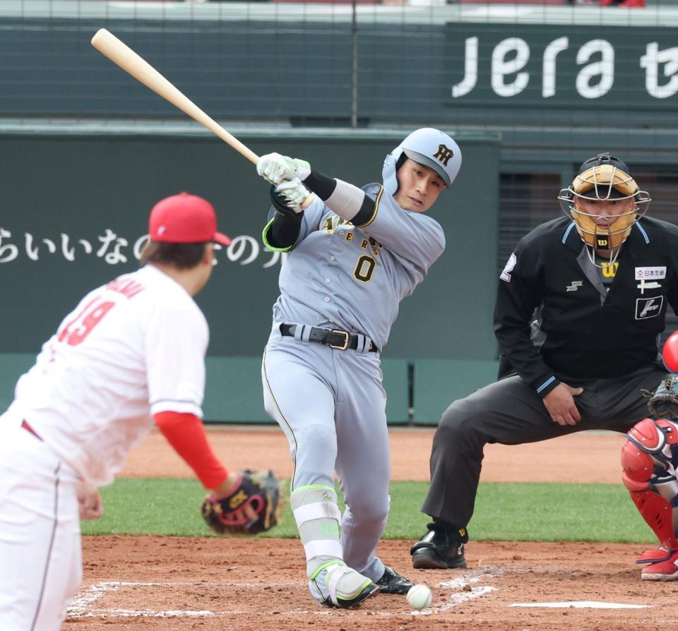 　５回、床田（手前）から中前へ同点適時打を放つ木浪（撮影・中田匡峻）