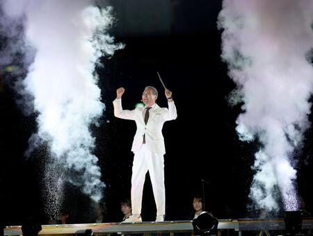 　オープニングセレモニーでスタンドを盛り上げる渡辺謙（撮影・田中太一）